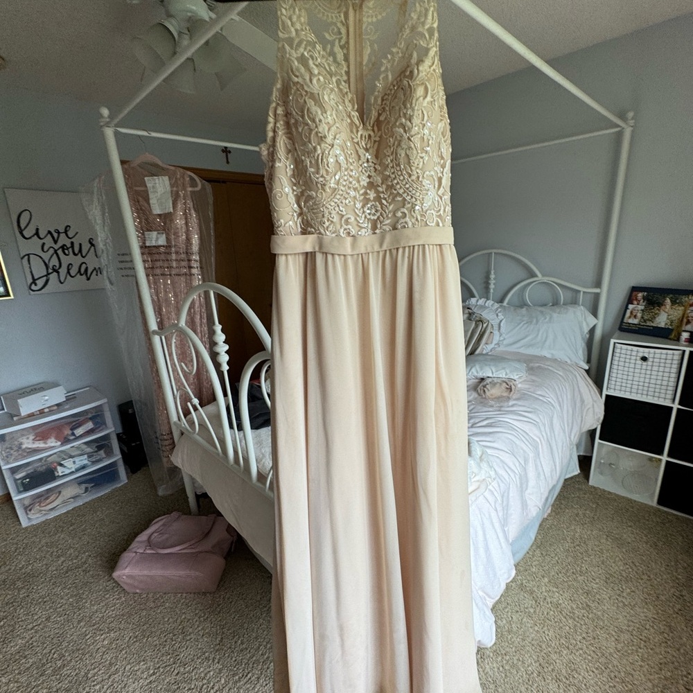 Elegant Lace and Chiffon Gown in Cream With Pockets!!